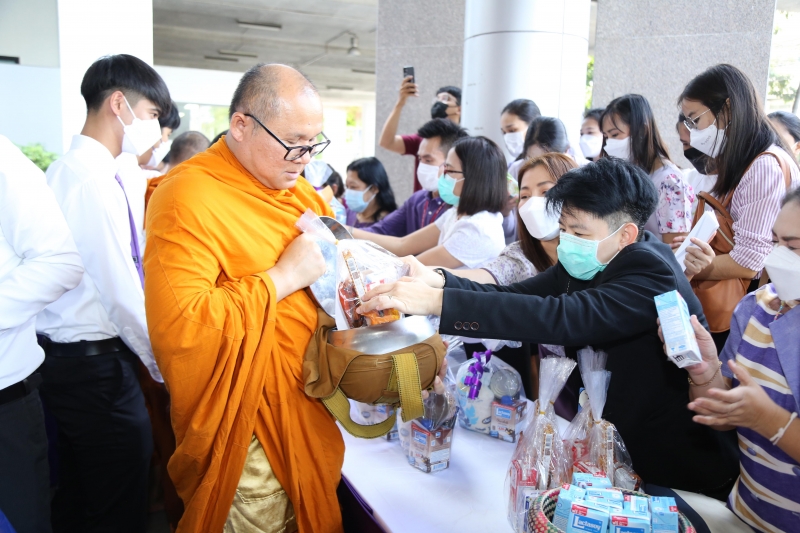 พิธีทำบุญตักบาตรข้าวสารอาหารแห้ง คณะสงฆ์จากวัดเทพธิดารามวรวิหาร