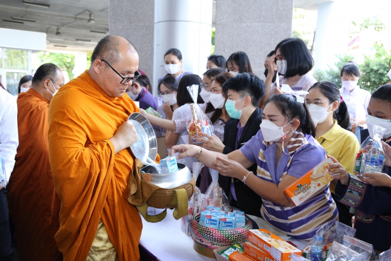 พิธีทำบุญตักบาตรข้าวสารอาหารแห้ง คณะสงฆ์จากวัดเทพธิดารามวรวิหาร