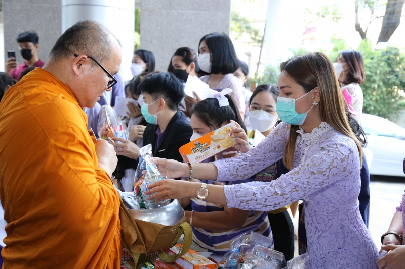 พิธีทำบุญตักบาตรข้าวสารอาหารแห้ง คณะสงฆ์จากวัดเทพธิดารามวรวิหาร