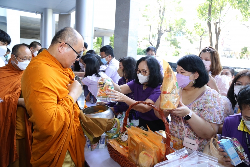 พิธีทำบุญตักบาตรข้าวสารอาหารแห้ง คณะสงฆ์จากวัดเทพธิดารามวรวิหาร