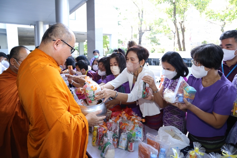 พิธีทำบุญตักบาตรข้าวสารอาหารแห้ง คณะสงฆ์จากวัดเทพธิดารามวรวิหาร