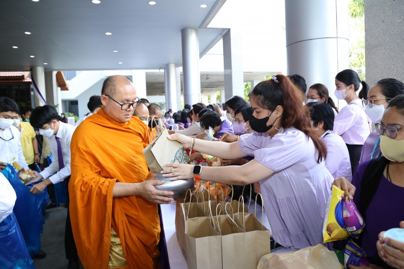 พิธีทำบุญตักบาตรข้าวสารอาหารแห้ง คณะสงฆ์จากวัดเทพธิดารามวรวิหาร