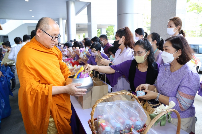 พิธีทำบุญตักบาตรข้าวสารอาหารแห้ง คณะสงฆ์จากวัดเทพธิดารามวรวิหาร