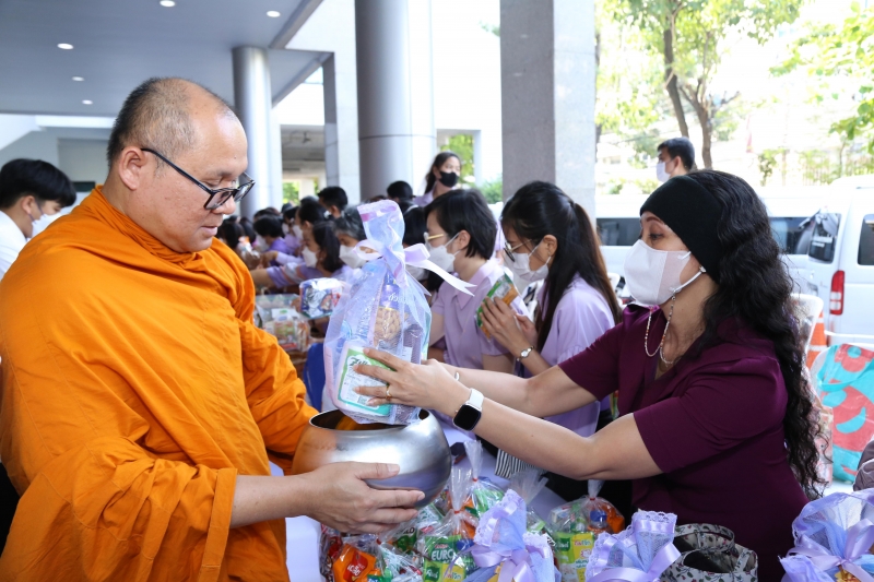 พิธีทำบุญตักบาตรข้าวสารอาหารแห้ง คณะสงฆ์จากวัดเทพธิดารามวรวิหาร