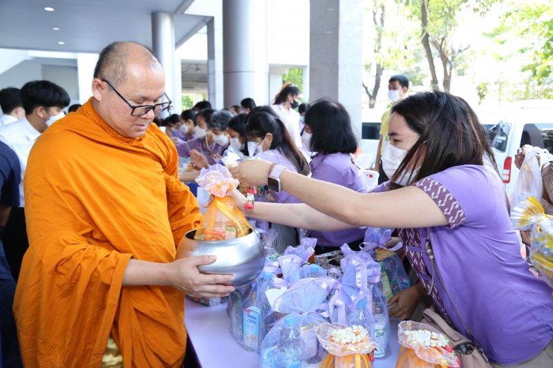 พิธีทำบุญตักบาตรข้าวสารอาหารแห้ง คณะสงฆ์จากวัดเทพธิดารามวรวิหาร