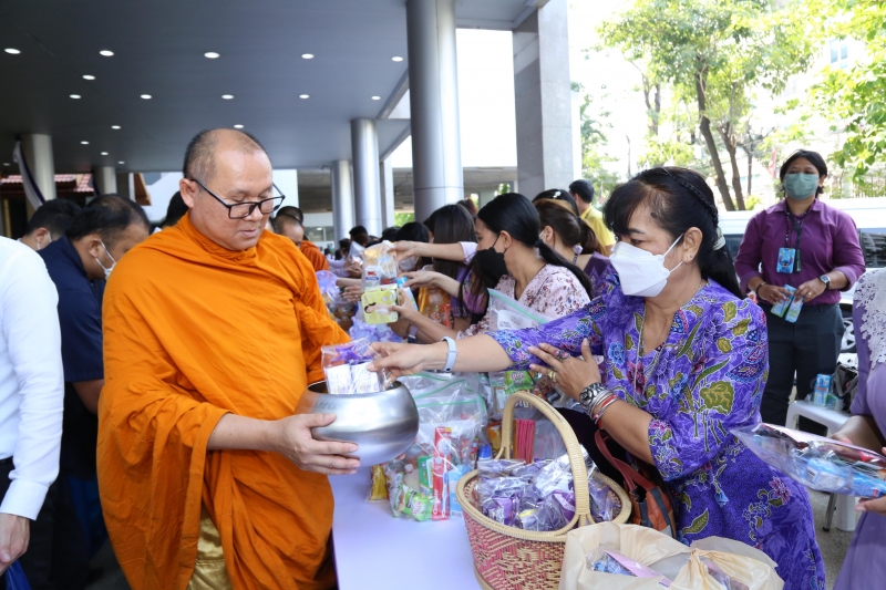 พิธีทำบุญตักบาตรข้าวสารอาหารแห้ง คณะสงฆ์จากวัดเทพธิดารามวรวิหาร