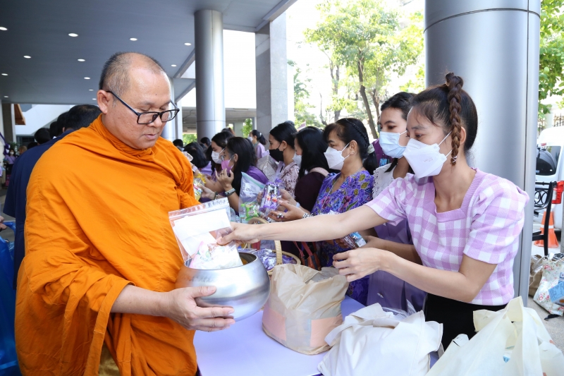 พิธีทำบุญตักบาตรข้าวสารอาหารแห้ง คณะสงฆ์จากวัดเทพธิดารามวรวิหาร