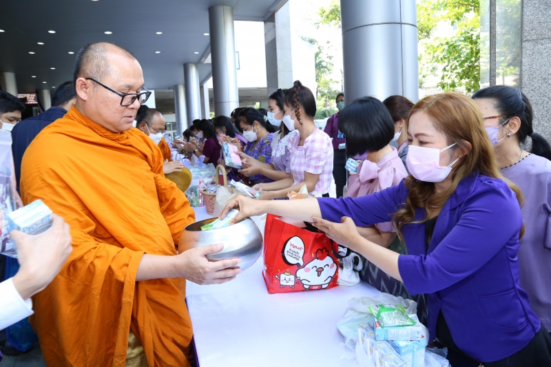 พิธีทำบุญตักบาตรข้าวสารอาหารแห้ง คณะสงฆ์จากวัดเทพธิดารามวรวิหาร