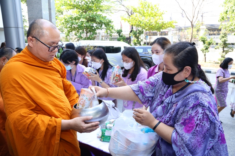 พิธีทำบุญตักบาตรข้าวสารอาหารแห้ง คณะสงฆ์จากวัดเทพธิดารามวรวิหาร
