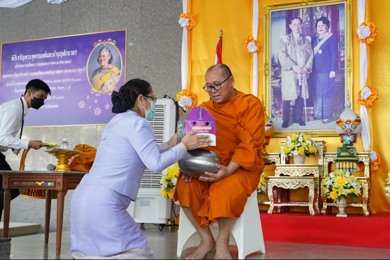 พิธีทำบุญตักบาตรข้าวสารอาหารแห้ง คณะสงฆ์จากวัดเทพธิดารามวรวิหาร