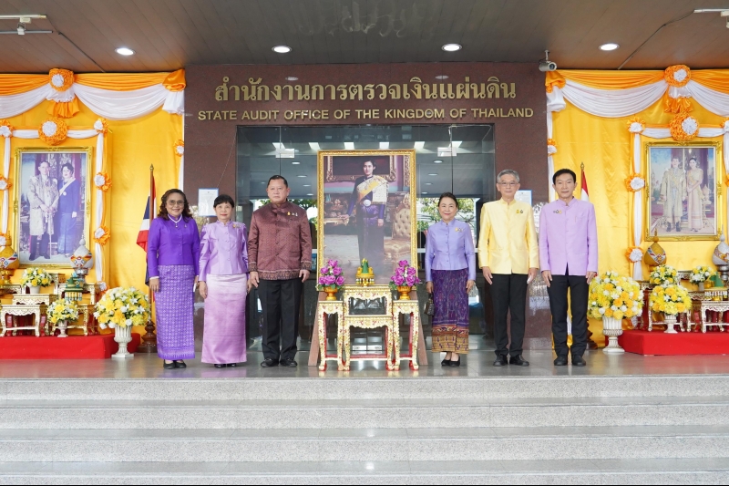 พิธีทำบุญตักบาตรข้าวสารอาหารแห้ง คณะสงฆ์จากวัดเทพธิดารามวรวิหาร