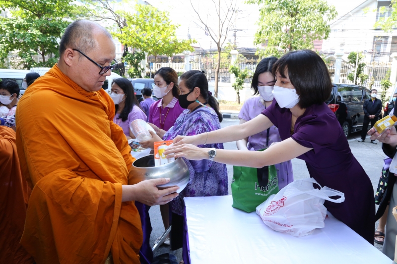 พิธีทำบุญตักบาตรข้าวสารอาหารแห้ง คณะสงฆ์จากวัดเทพธิดารามวรวิหาร