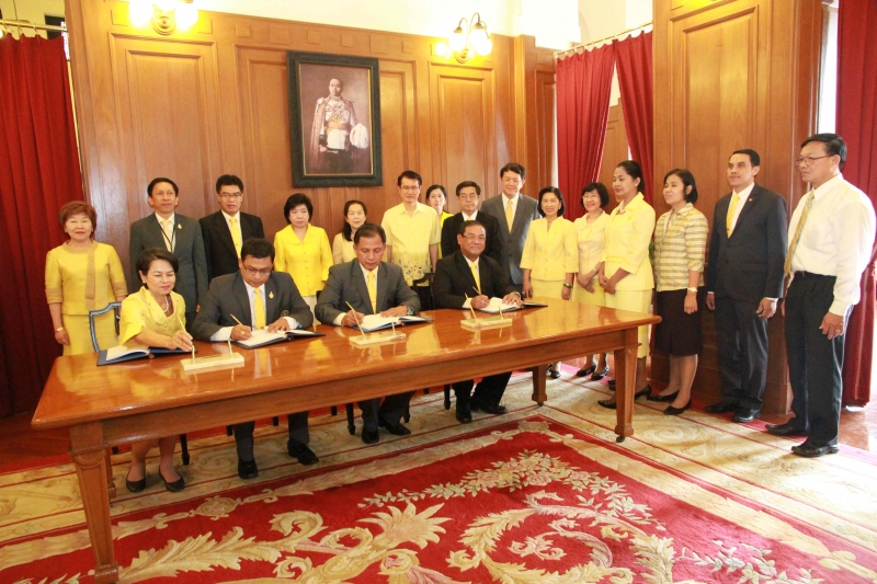 ลงนามถวายพระพรพระบาทสมเด็จพระเจ้าอยู่หัว ณ ศาลาสหทัยสมาคม