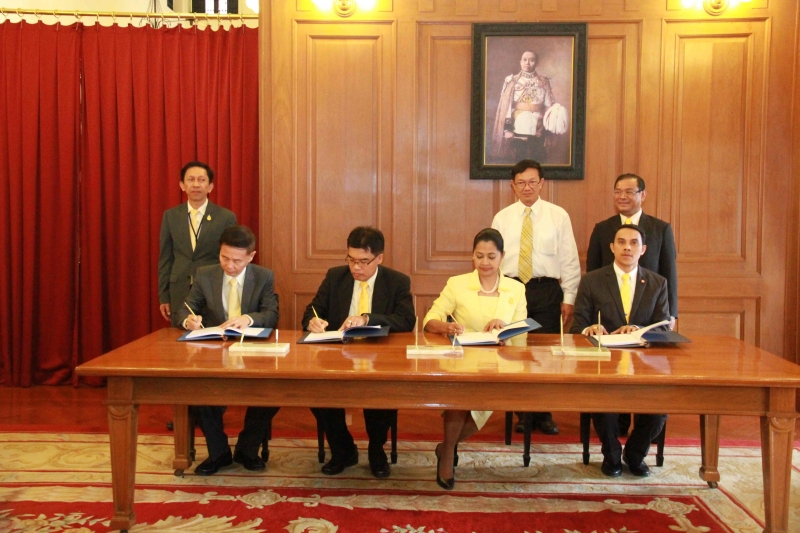 ลงนามถวายพระพรพระบาทสมเด็จพระเจ้าอยู่หัว ณ ศาลาสหทัยสมาคม