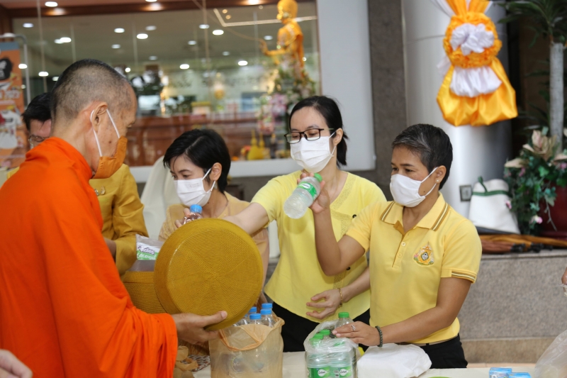 ทำบุญตักบาตร