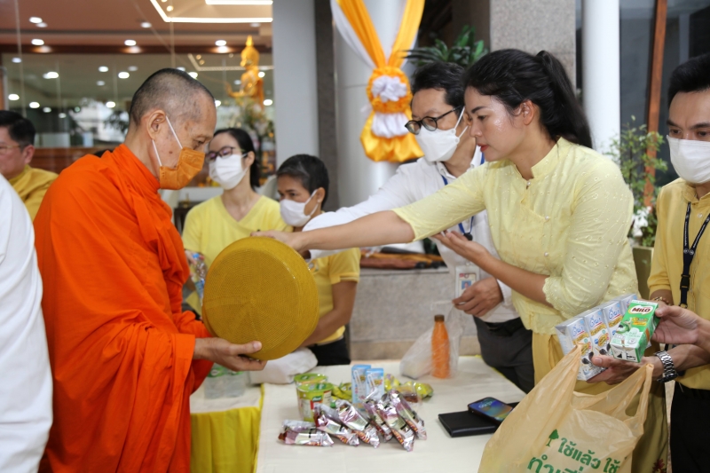 ทำบุญตักบาตร