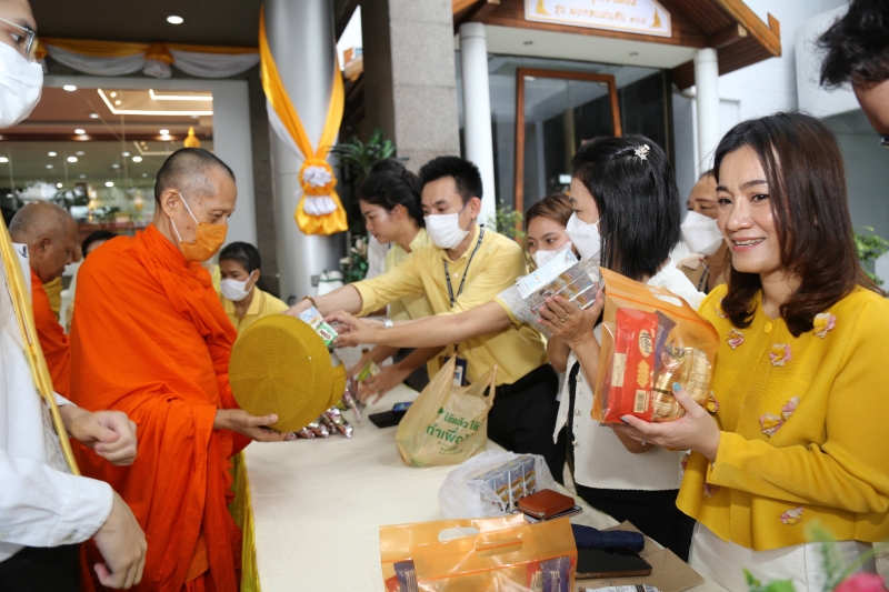 ทำบุญตักบาตร