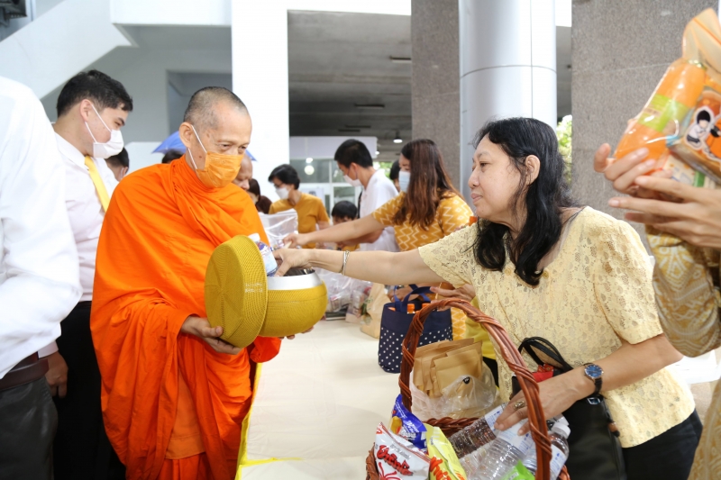 ทำบุญตักบาตร