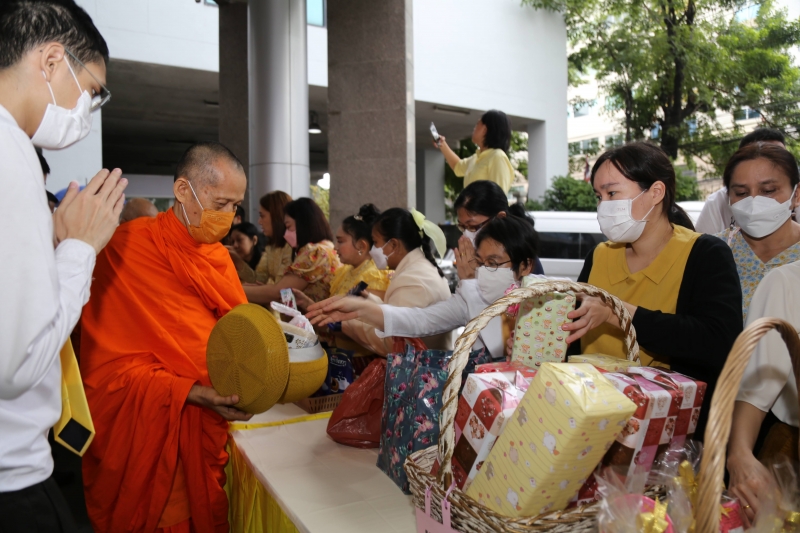 ทำบุญตักบาตร