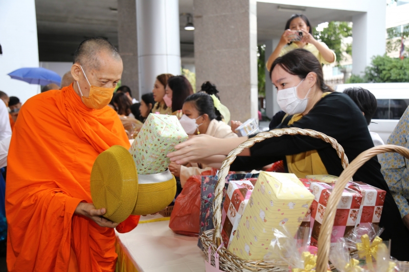 ทำบุญตักบาตร