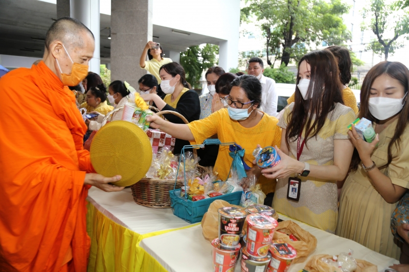 ทำบุญตักบาตร