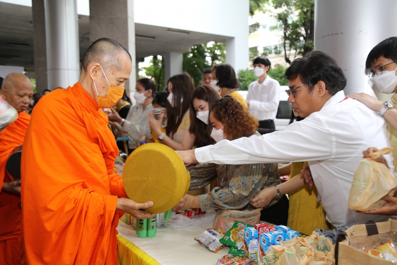 ทำบุญตักบาตร