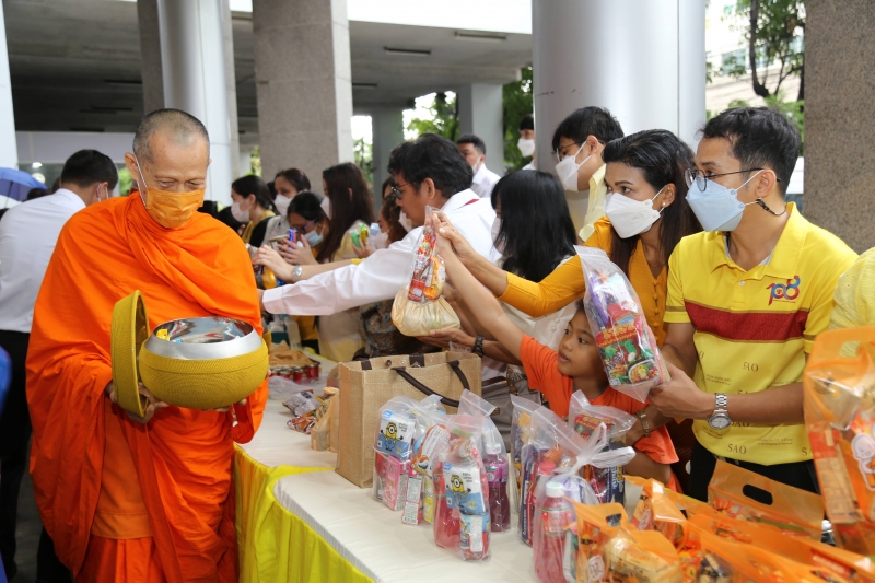 ทำบุญตักบาตร