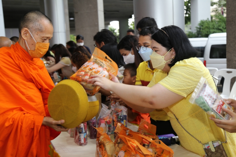 ทำบุญตักบาตร