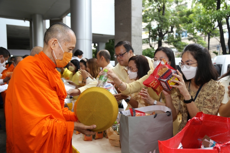 ทำบุญตักบาตร