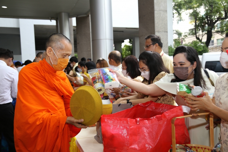 ทำบุญตักบาตร