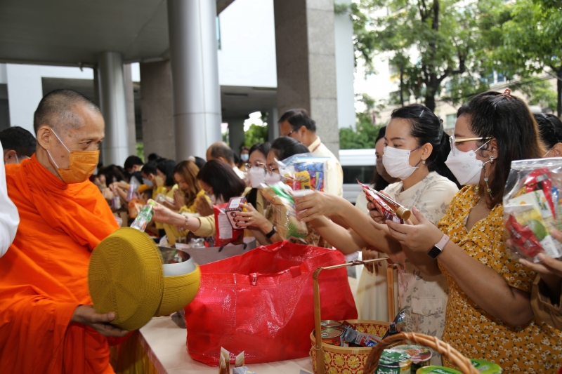 ทำบุญตักบาตร