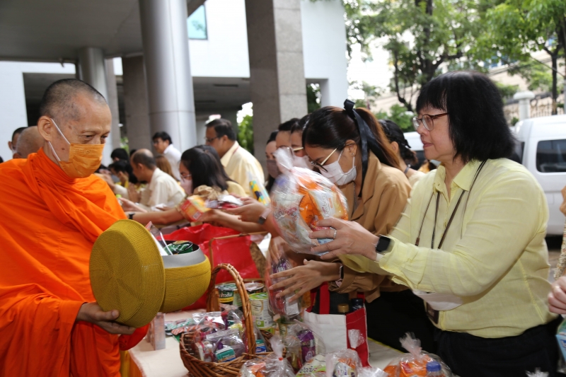 ทำบุญตักบาตร