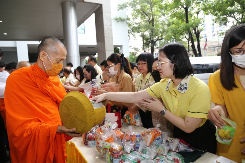 ทำบุญตักบาตร