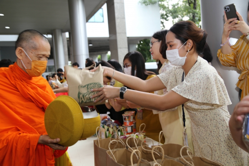 ทำบุญตักบาตร