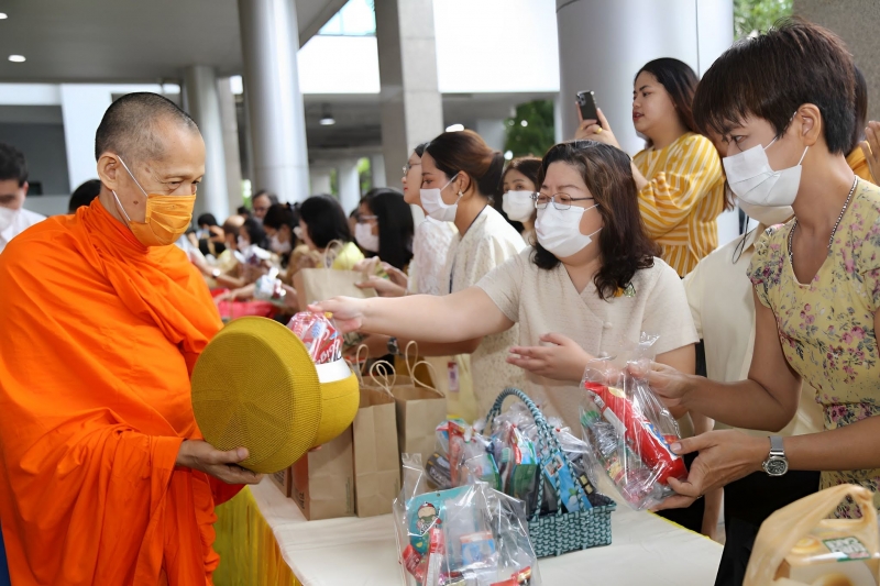 ทำบุญตักบาตร