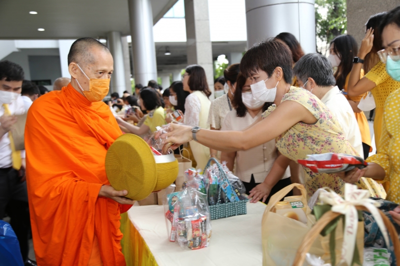 ทำบุญตักบาตร