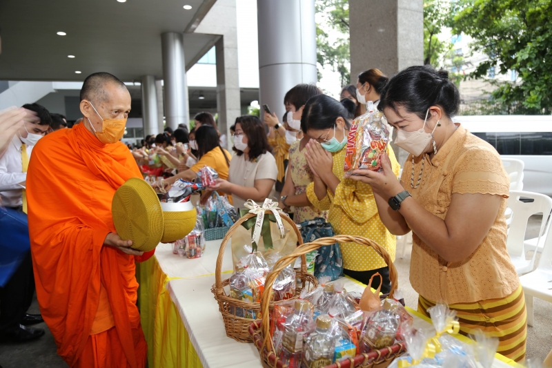ทำบุญตักบาตร