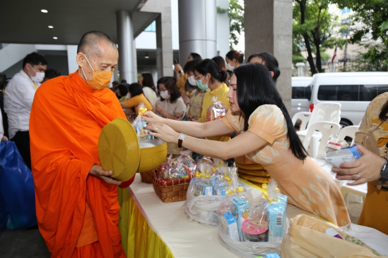 ทำบุญตักบาตร