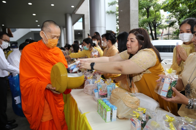 ทำบุญตักบาตร