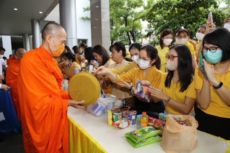 ทำบุญตักบาตร