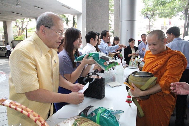 ตักบาตร