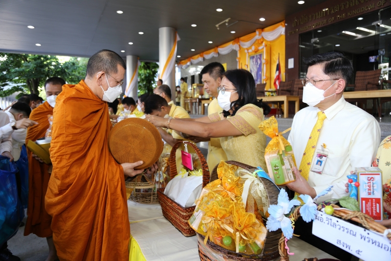 พิธีเจริญพระพุทธมนต์และทำบุญตักบาตร 