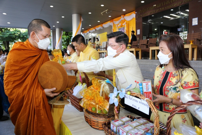 พิธีเจริญพระพุทธมนต์และทำบุญตักบาตร 