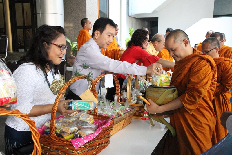 ตักบาตร