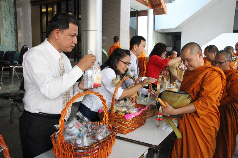 ตักบาตร