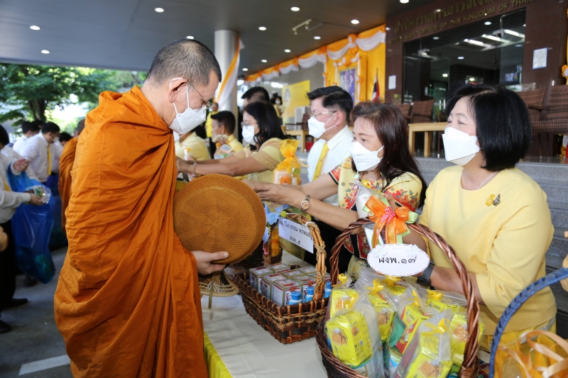 พิธีเจริญพระพุทธมนต์และทำบุญตักบาตร 