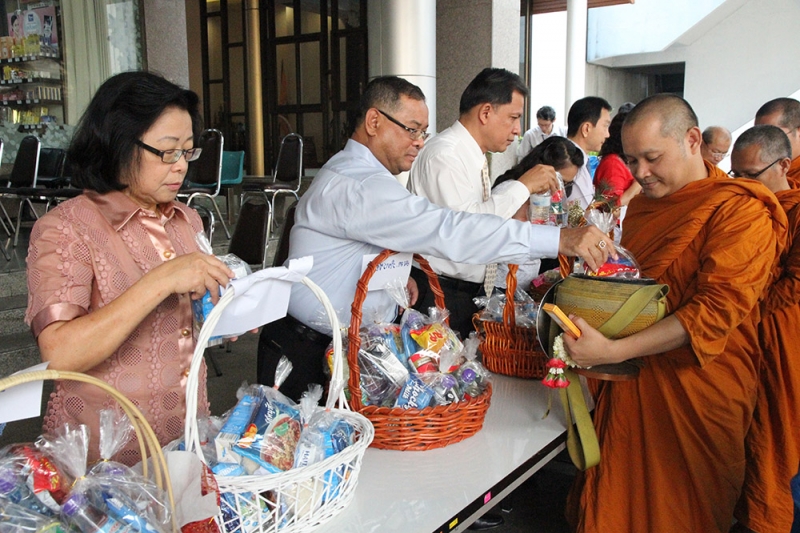 ตักบาตร