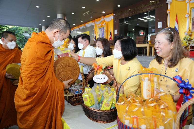 พิธีเจริญพระพุทธมนต์และทำบุญตักบาตร 