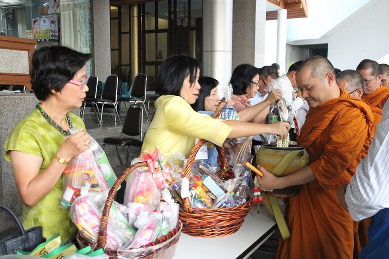 ตักบาตร