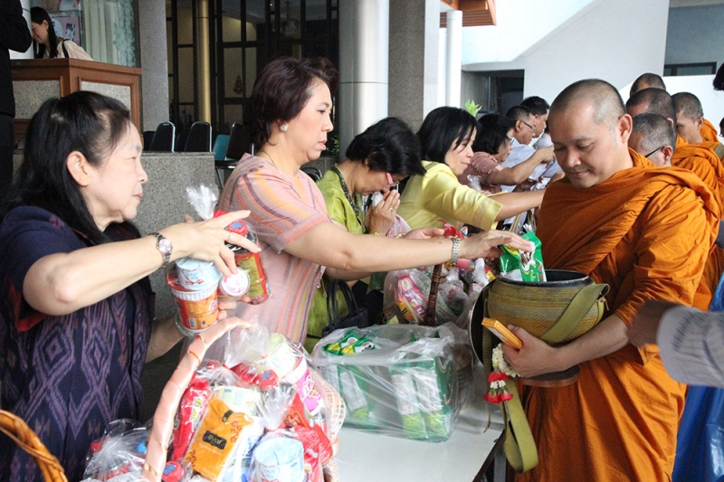 ตักบาตร